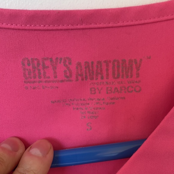 Greys anatomy scrub top. Size small. Pink - Picture 3 of 5